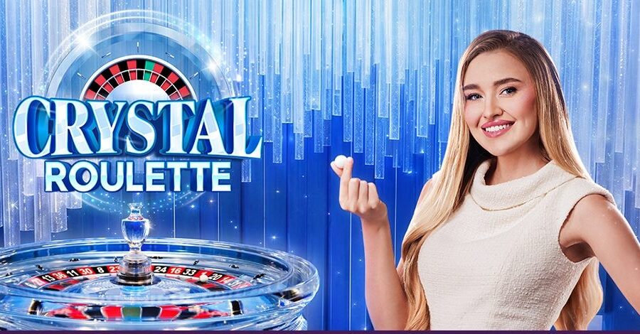 Femme souriante à côté d’une table de roulette en cristal avec le titre « Crystal Roulette », fond de casino moderne bleu avec lumières lumineuses et éléments de jeu